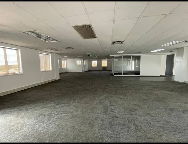 2,415M² OFFICE FOR SALE IN BRYANSTON